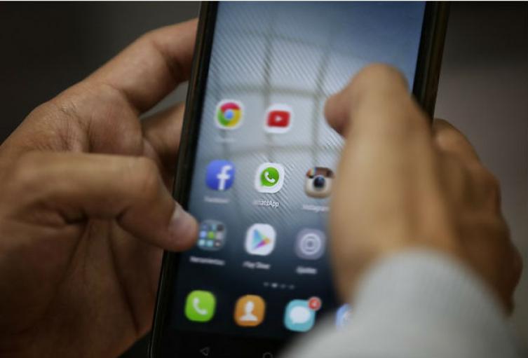 WhatsApp es la principal herramienta de comunicación de millones de personas en todo el mundo. WhatsApp es la principal herramienta de comunicación de millones de personas en todo el mundo.