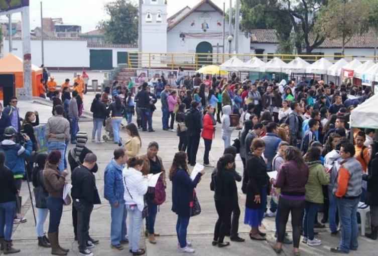 Personas buscando empleo. Personas buscando empleo.