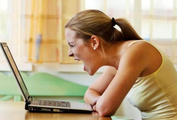 Mujer frente al computador