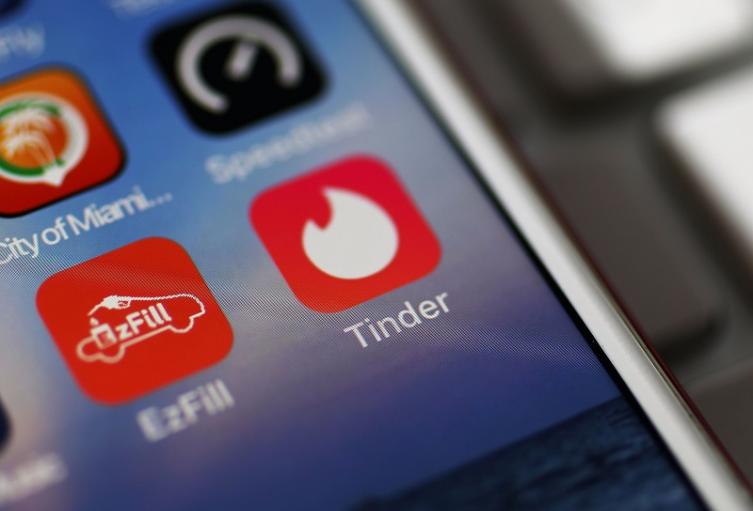 Teléfono celular, Tinder