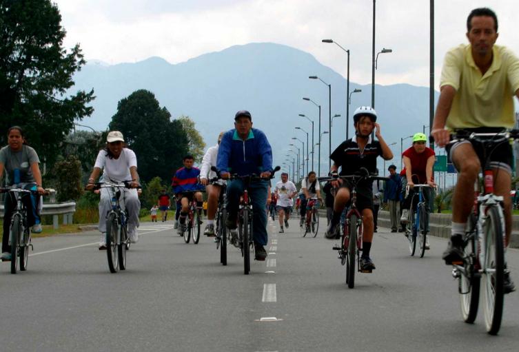 Ciudadanos en Bogotá disfrutando de la ciclovía