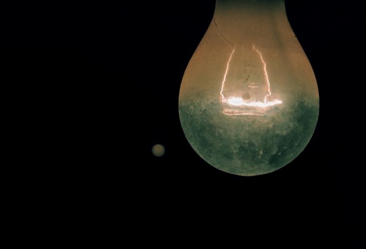 Bombilla con poca luz