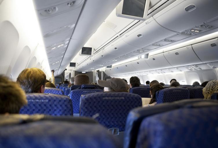 Pasajeros al interior de un avión.