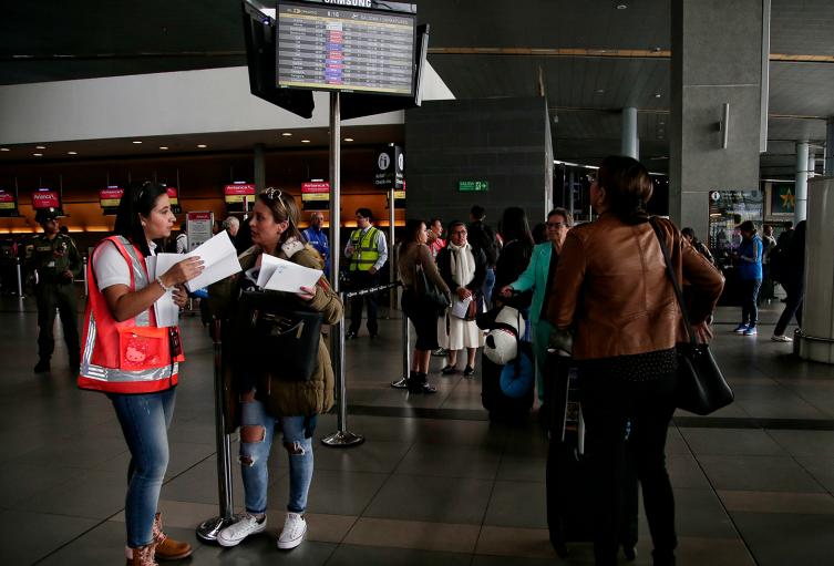 Pasajeros de Avianca en el aeropuerto El Dorado, en Bogotá