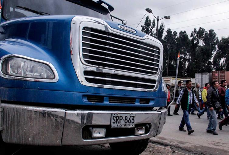 Camioneros marchan por la Calle 13