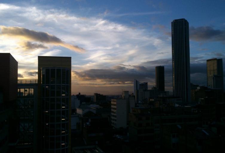 Bogotá anocheciendo