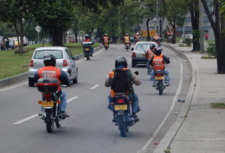 Motociclistas en vías.
