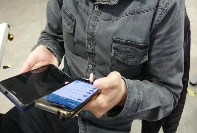 Una persona usando celulares