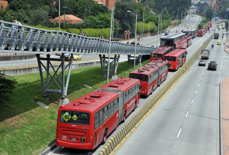 Transmilenio circulando por Suba, en el noroccidente de Bogotá