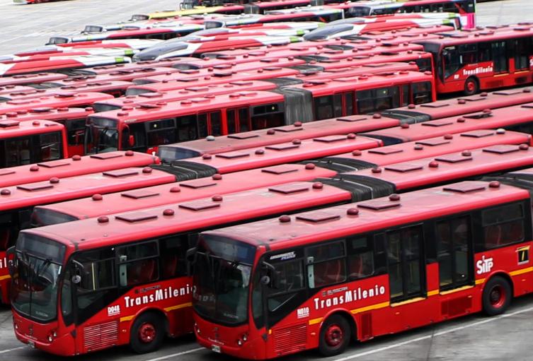 TRANSMILENIO PORTALES PASAJEROS CONTAMINACION BUSES