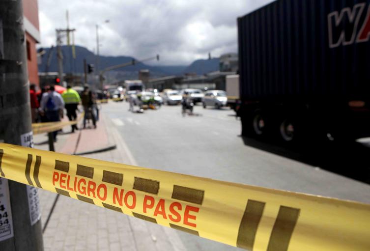LEVANTAMIENTO DE CADAVER POR EL CTI DE LA FISCALIA EN BOGOTA A UNA MUJER ATROPELLADA POR UNA TRACTOMULA