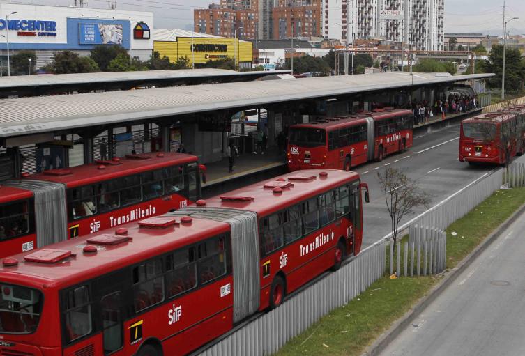 Transmilenio portales para pasajeros y contaminación de buses. Imagen de referencia.