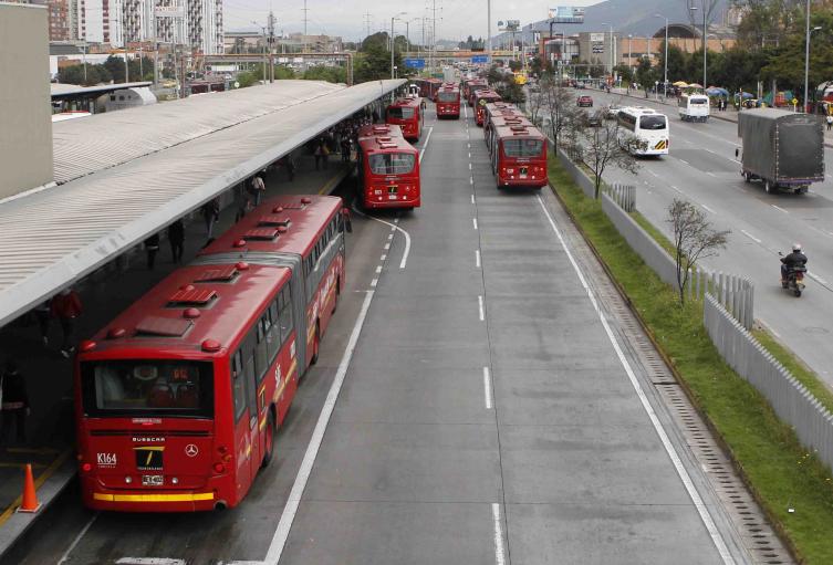TRANSMILENIO PORTALES PASAJEROS CONTAMINACION BUSES