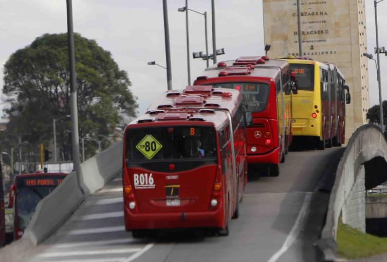 TRANSMILENIO PORTALES PASAJEROS CONTAMINACION BUSES