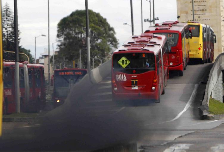 TRANSMILENIO PORTALES PASAJEROS CONTAMINACION BUSES