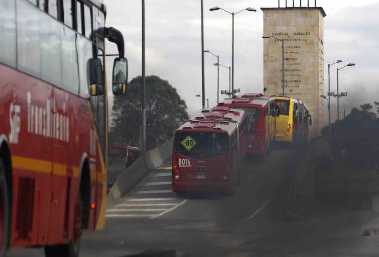TRANSMILENIO PORTALES PASAJEROS CONTAMINACION BUSES