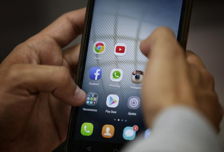 Una persona a punto de consultar sus redes sociales