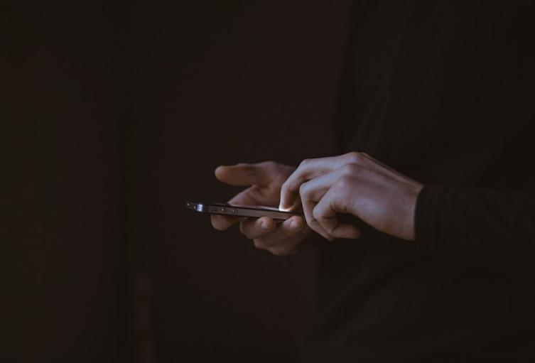 Una persona haciendo uso de su celular