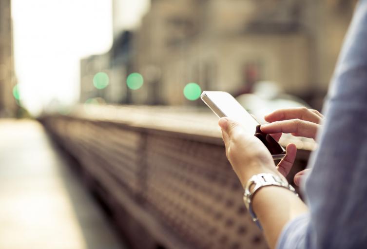 Una persona revisa las redes sociales en su celular