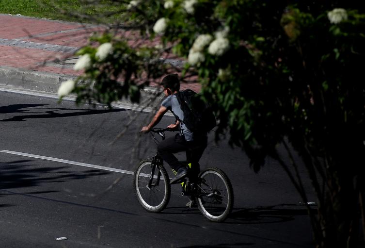 Un ciclista transitando en la ciudad de Bogotá