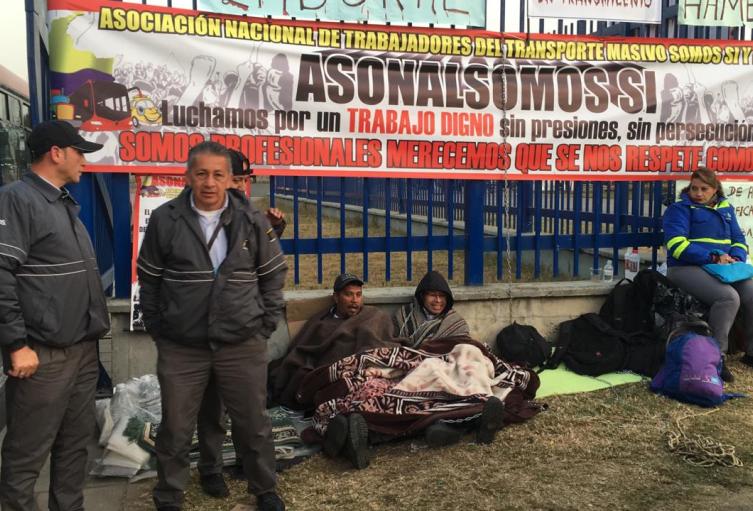 Conductores de Transmilenio en huelga de hambre 