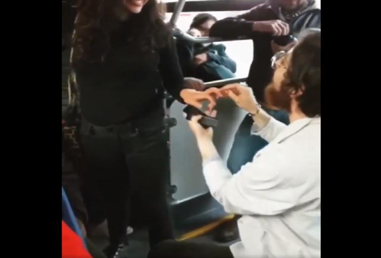 Propuesta de matrimonio en pleno Transmilenio