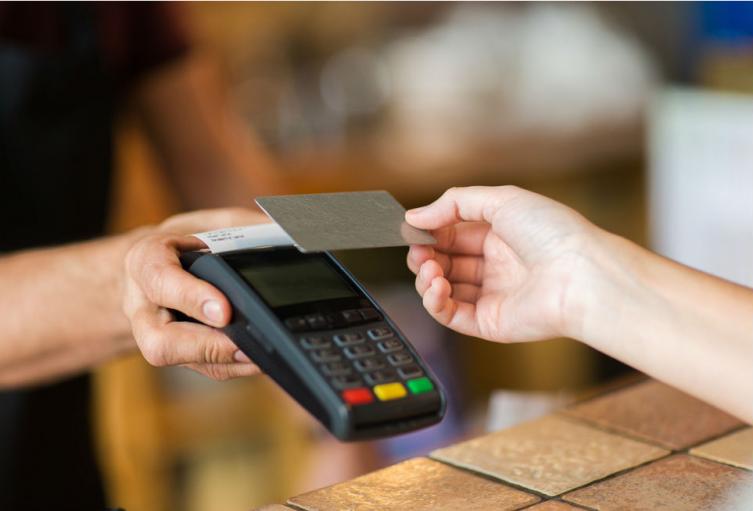 El proyecto para eliminar las cuotas de manejo y otros servicios financieros que se cargan a las cuentas de ahorro y tarjetas de crédito entra a discusión este miércoles en la Cámara.