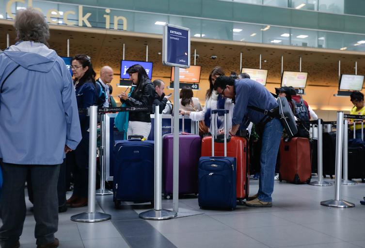 Viajeros en el Aeropuerto El Dorado, en Bogotá Viajeros en el Aeropuerto El Dorado, en Bogotá