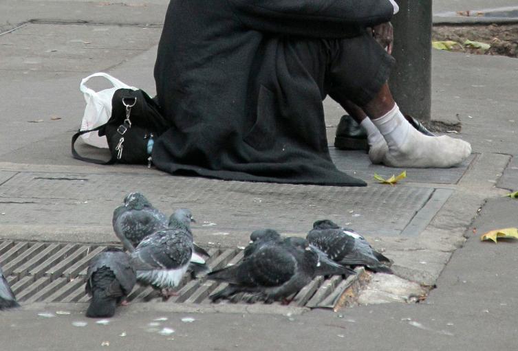 Un habitante de calle en la ciudade París, en Francia