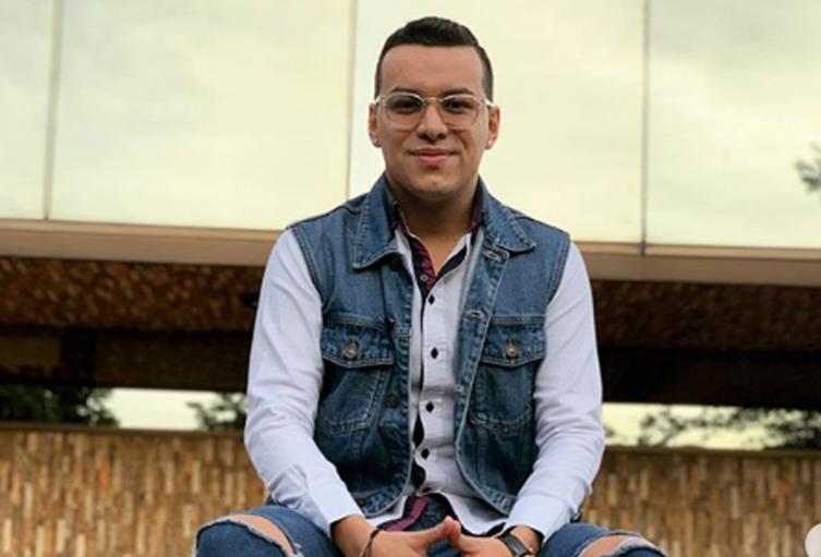 El cantante participó en el video de la cuenta 'El parche' y se burlaron de los amigos mantenidos.