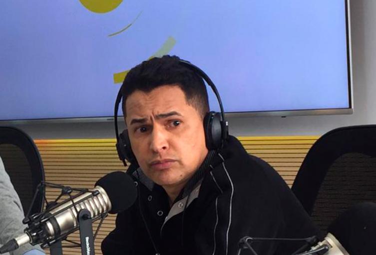 Jorge Celedón, cantante vallenato, en la mesa de trabajo de LA FM