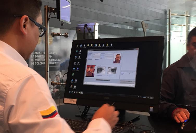 Migración Colombia durante labores de registro en el Aeropuerto El Dorado