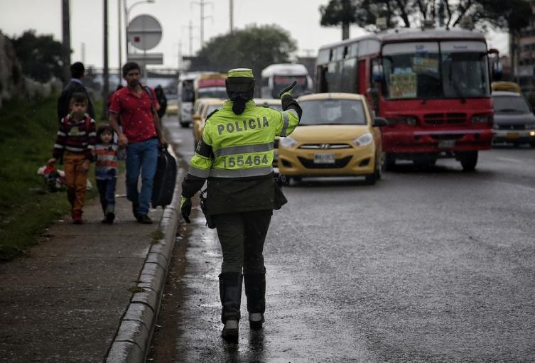 El proceso de imposición de comparendos en vía durará menos tiempo. Policía de tránsito