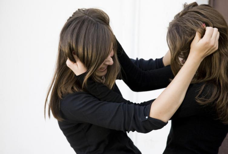 Mujeres peleando