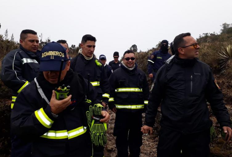 Cuerpo de Bomberos realizando trabajos tras conocer caso de universitarios perdidos en los Cerros Orientales