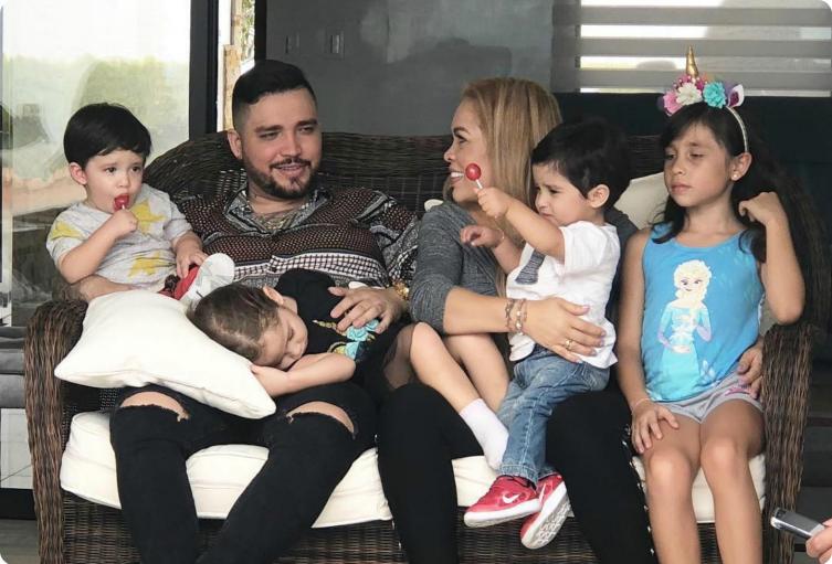 Jessi Uribe, Sandra Barrios y sus cuatro hijos