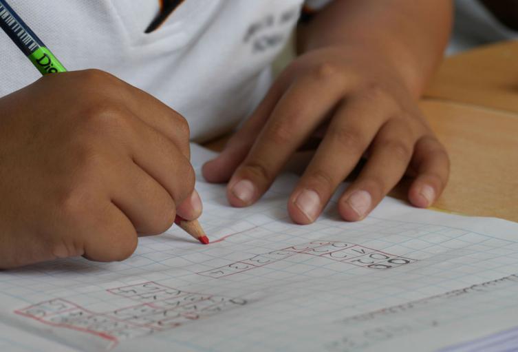 Niño en colegio haciendo tareas