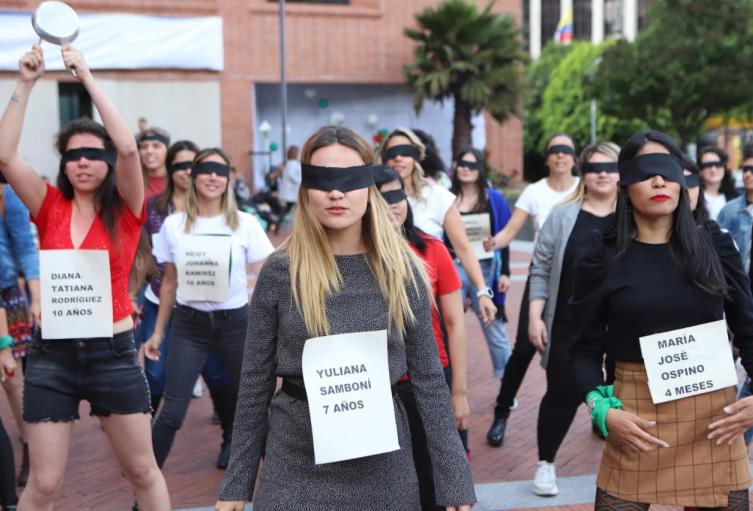 Mujeres periodista se unieron al performance "Un violador en tu camino", en Bogotá