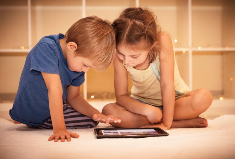 Niños colegios en educación virtual