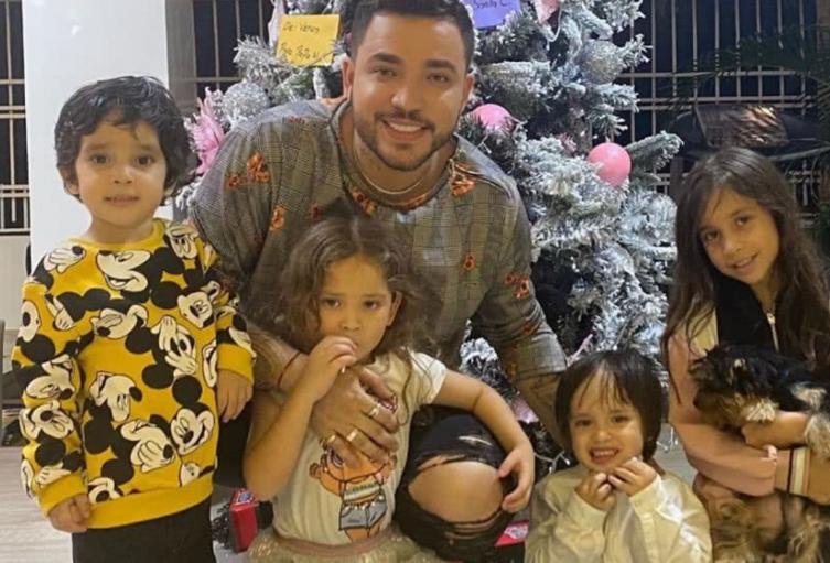 Jessi Uribe y sus hijos