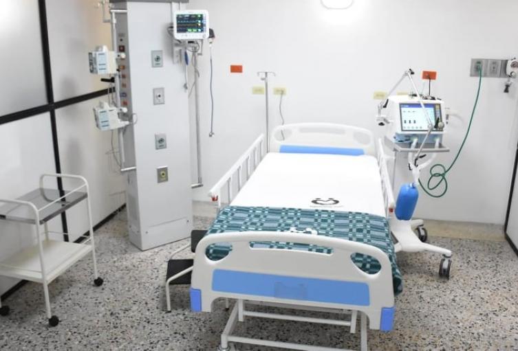Se ponen al servicio 10 camas UCI y 43 camillas para atender casos de infecciones infecciones respiratorias agudas graves y Covid 19