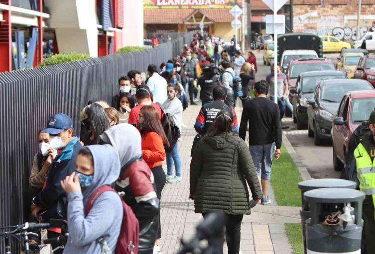 Día sin IVA: largas filas en establecimientos