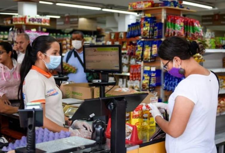 Con presencia física y drones se vigilaron sitios de aglomeración