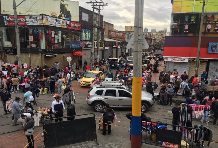 Vendedores salen a lucharse lo de la comida en San Victorino