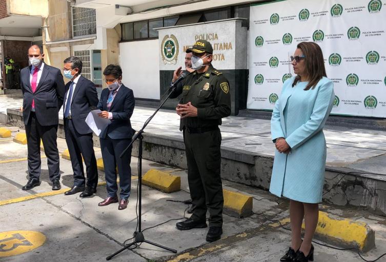 Claudia López y general Gómez Heredia