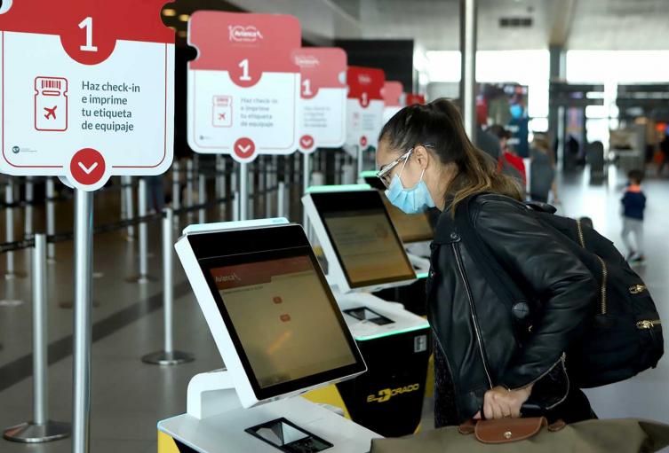 Viajeros en el Aeropuerto El Dorado