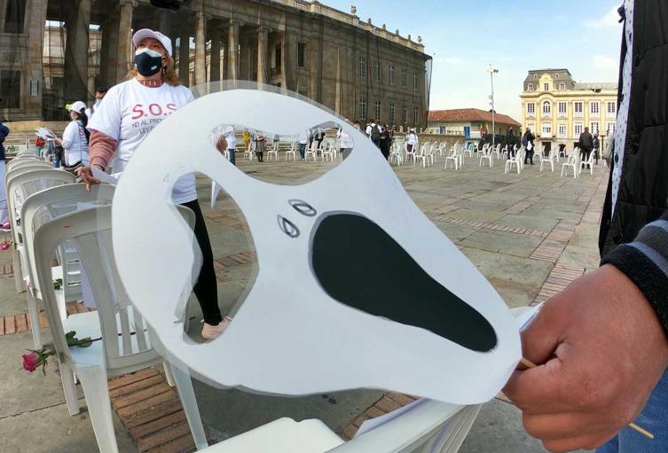 “Las sillas de los ausentes”, homenaje a trabajadores de la salud muertos por covid en Colombia.