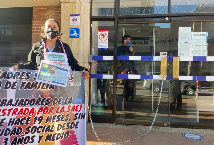 Rocibe Cerón, encadenada a la puerta de la SAE.