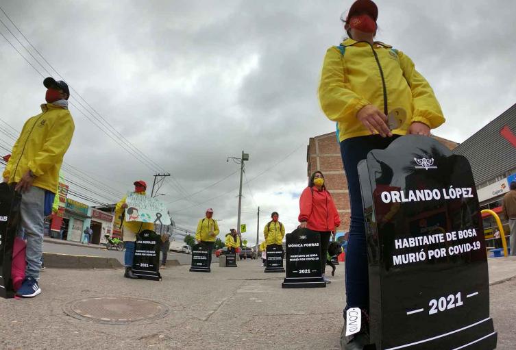 Campaña de sensibilización en Bosa con lapidas por el coronavirus