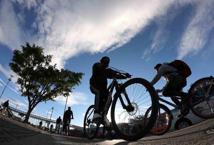 Ciclistas en localidad de Kennedy